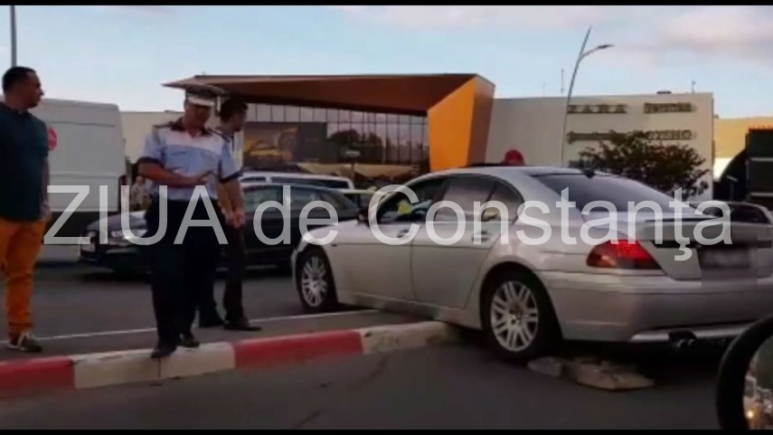 accident rutier in intersectia din zona city mall un bmw a ramas suspendat pe un scuar 665198 accident rutier in intersectia din zona city mall un bmw a ramas suspendat pe un scuar 665198