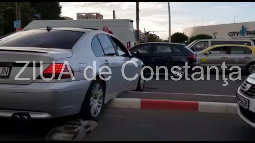 accident rutier in intersectia din zona city mall un bmw a ramas suspendat pe un scuar 665198 accident rutier in intersectia din zona city mall un bmw a ramas suspendat pe un scuar 665198