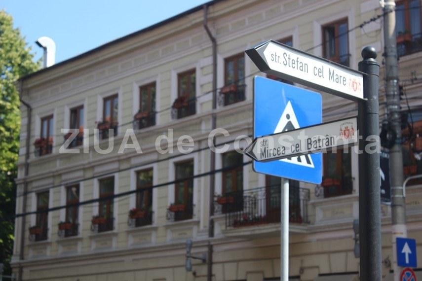 actiunea de inlocuire a placutelor stradale pe cladiri si in intersectiile principale din constanta se actiunea de inlocuire a placutelor stradale pe cladiri si in intersectiile principale din constanta se