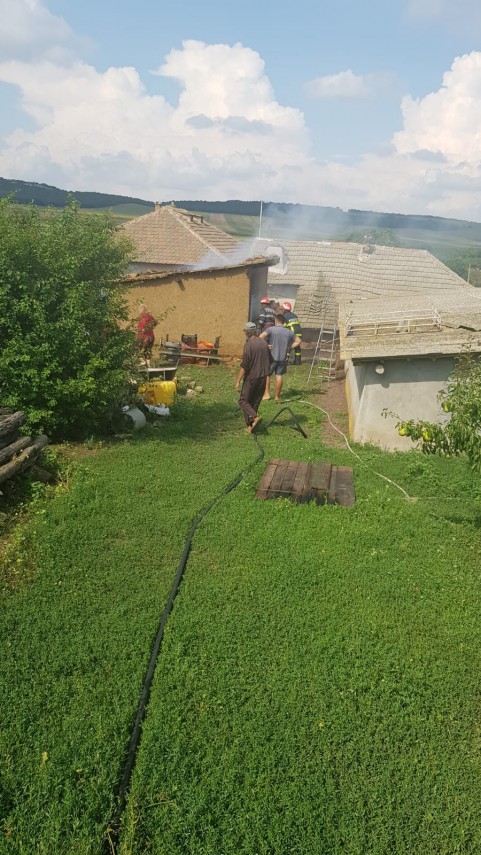 incendiu violent in localitatea baia judetul tulcea pompierii isu delta chemati in ajutor galerie foto incendiu violent in localitatea baia judetul tulcea pompierii isu delta chemati in ajutor galerie foto