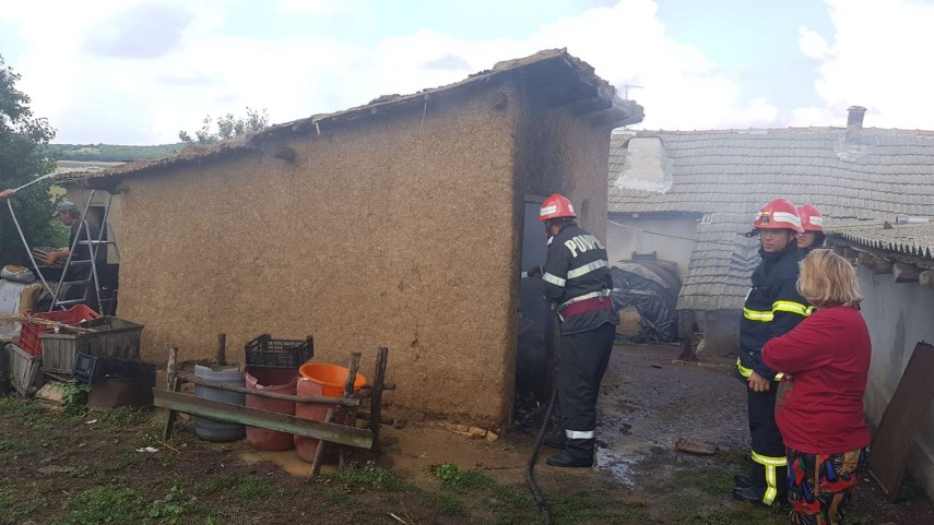 incendiu violent in localitatea baia judetul tulcea pompierii isu delta chemati in ajutor galerie foto incendiu violent in localitatea baia judetul tulcea pompierii isu delta chemati in ajutor galerie foto