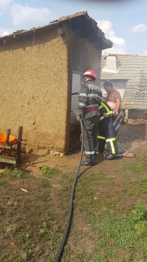 incendiu violent in localitatea baia judetul tulcea pompierii isu delta chemati in ajutor galerie foto incendiu violent in localitatea baia judetul tulcea pompierii isu delta chemati in ajutor galerie foto