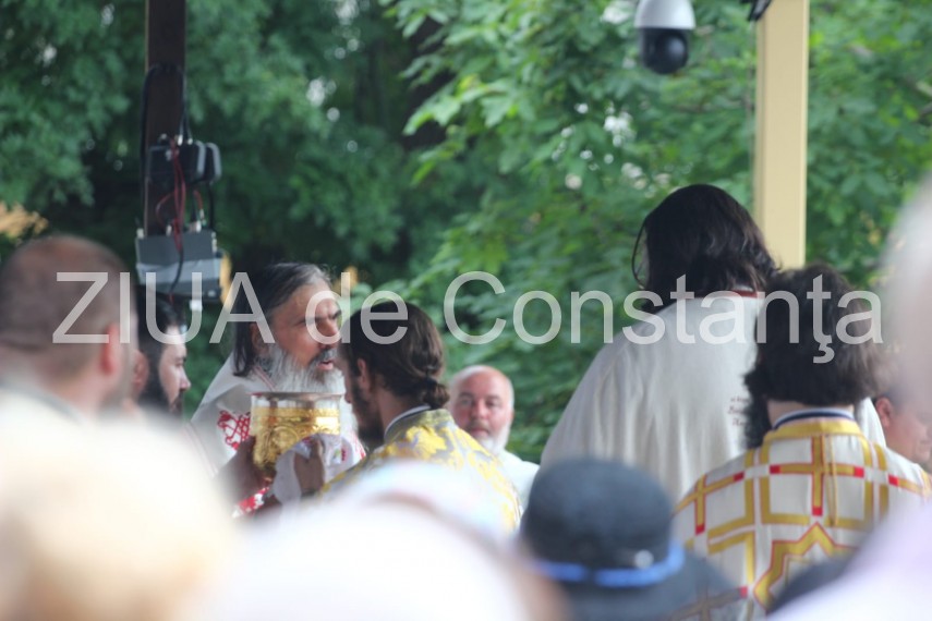 fotoreportaj moastele sfantului pantelimon scoase pentru inchinaciune la catedrala sfintii petru si pavel fotoreportaj moastele sfantului pantelimon scoase pentru inchinaciune la catedrala sfintii petru si pavel