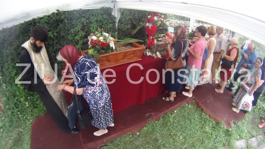 fotoreportaj moastele sfantului pantelimon scoase pentru inchinaciune la catedrala sfintii petru si pavel fotoreportaj moastele sfantului pantelimon scoase pentru inchinaciune la catedrala sfintii petru si pavel