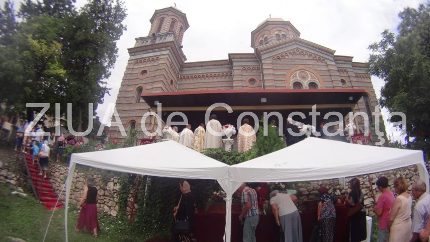 fotoreportaj moastele sfantului pantelimon scoase pentru inchinaciune la catedrala sfintii petru si pavel fotoreportaj moastele sfantului pantelimon scoase pentru inchinaciune la catedrala sfintii petru si pavel