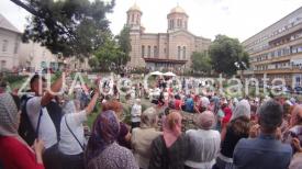 Fotoreportaj Moaștele Sfântului Pantelimon, scoase pentru închinăciune, la Catedrala „Sfinții Petru și Pavel“ din Constanța (galerie foto)