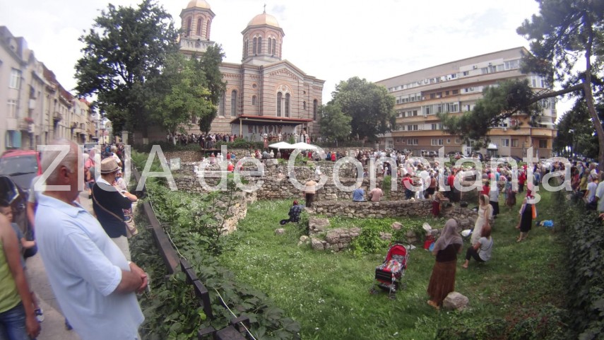 fotoreportaj moastele sfantului pantelimon scoase pentru inchinaciune la catedrala sfintii petru si pavel fotoreportaj moastele sfantului pantelimon scoase pentru inchinaciune la catedrala sfintii petru si pavel