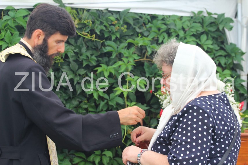 fotoreportaj moastele sfantului pantelimon scoase pentru inchinaciune la catedrala sfintii petru si pavel fotoreportaj moastele sfantului pantelimon scoase pentru inchinaciune la catedrala sfintii petru si pavel