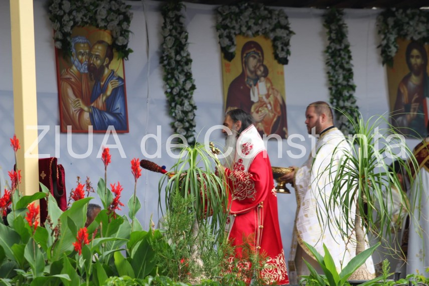 fotoreportaj moastele sfantului pantelimon scoase pentru inchinaciune la catedrala sfintii petru si pavel fotoreportaj moastele sfantului pantelimon scoase pentru inchinaciune la catedrala sfintii petru si pavel