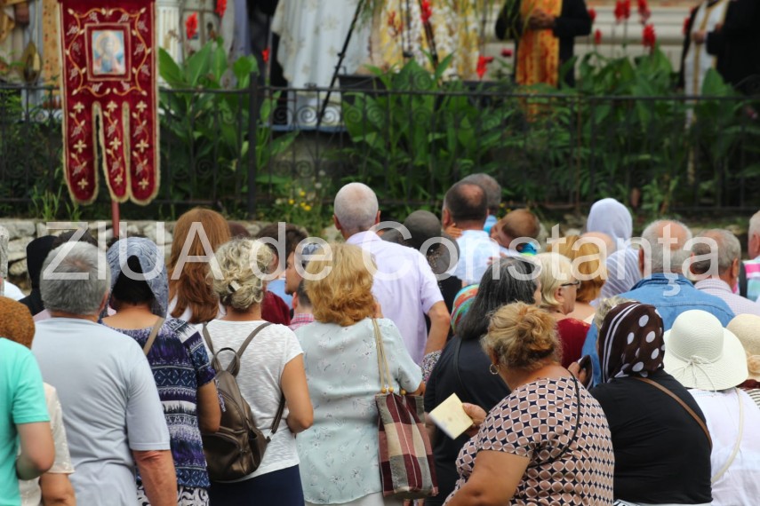 fotoreportaj moastele sfantului pantelimon scoase pentru inchinaciune la catedrala sfintii petru si pavel fotoreportaj moastele sfantului pantelimon scoase pentru inchinaciune la catedrala sfintii petru si pavel