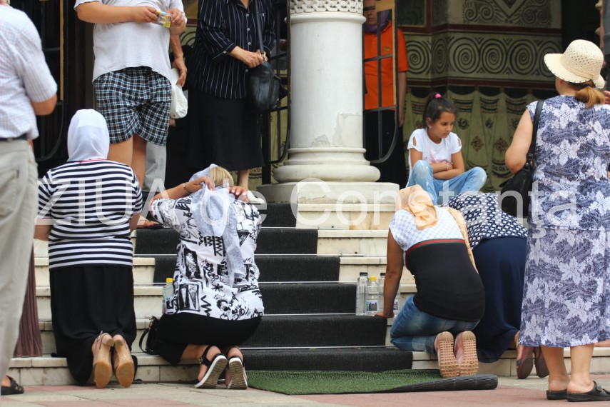 fotoreportaj moastele sfantului pantelimon scoase pentru inchinaciune la catedrala sfintii petru si pavel fotoreportaj moastele sfantului pantelimon scoase pentru inchinaciune la catedrala sfintii petru si pavel
