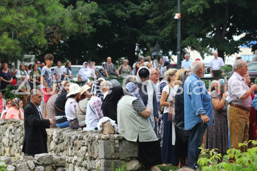 fotoreportaj moastele sfantului pantelimon scoase pentru inchinaciune la catedrala sfintii petru si pavel fotoreportaj moastele sfantului pantelimon scoase pentru inchinaciune la catedrala sfintii petru si pavel