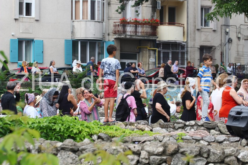 fotoreportaj moastele sfantului pantelimon scoase pentru inchinaciune la catedrala sfintii petru si pavel fotoreportaj moastele sfantului pantelimon scoase pentru inchinaciune la catedrala sfintii petru si pavel