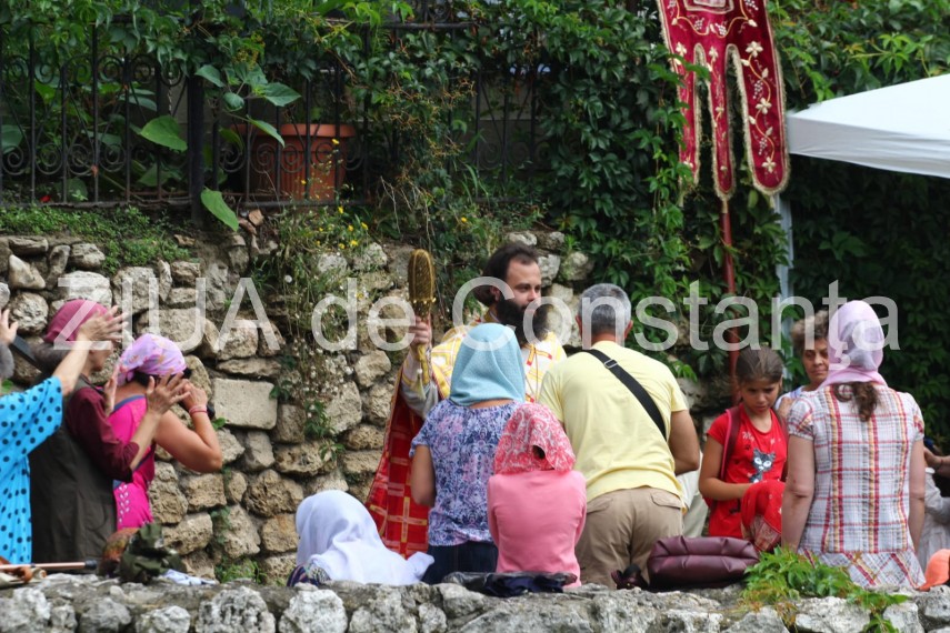 fotoreportaj moastele sfantului pantelimon scoase pentru inchinaciune la catedrala sfintii petru si pavel fotoreportaj moastele sfantului pantelimon scoase pentru inchinaciune la catedrala sfintii petru si pavel