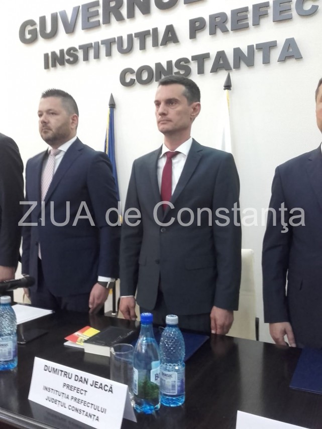 comisar sef de politie din cadrul ministerului de afaceri interne prezent la investirea noului prefect comisar sef de politie din cadrul ministerului de afaceri interne prezent la investirea noului prefect