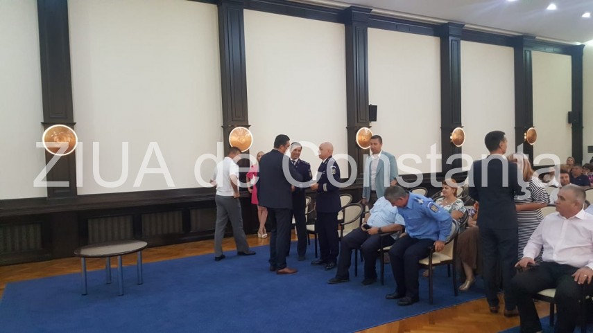 comisar sef de politie din cadrul ministerului de afaceri interne prezent la investirea noului prefect comisar sef de politie din cadrul ministerului de afaceri interne prezent la investirea noului prefect