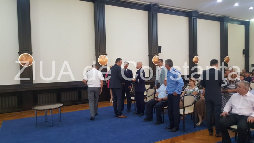 comisar sef de politie din cadrul ministerului de afaceri interne prezent la investirea noului prefect comisar sef de politie din cadrul ministerului de afaceri interne prezent la investirea noului prefect