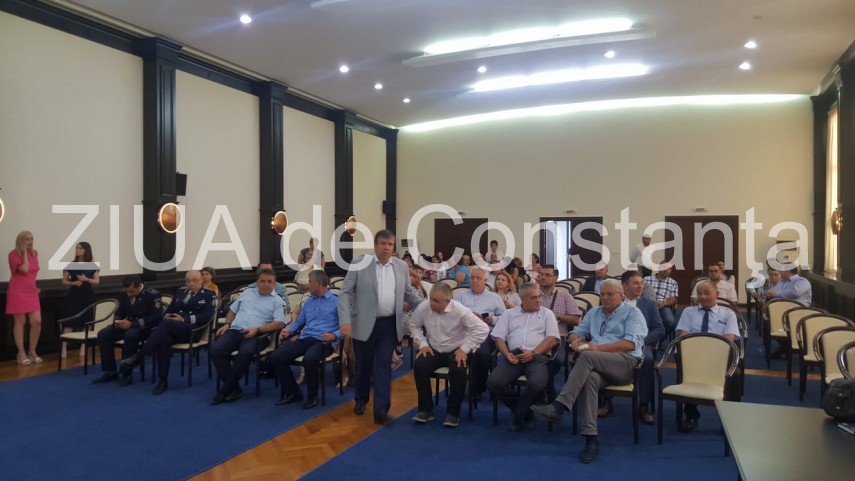 comisar sef de politie din cadrul ministerului de afaceri interne prezent la investirea noului prefect comisar sef de politie din cadrul ministerului de afaceri interne prezent la investirea noului prefect