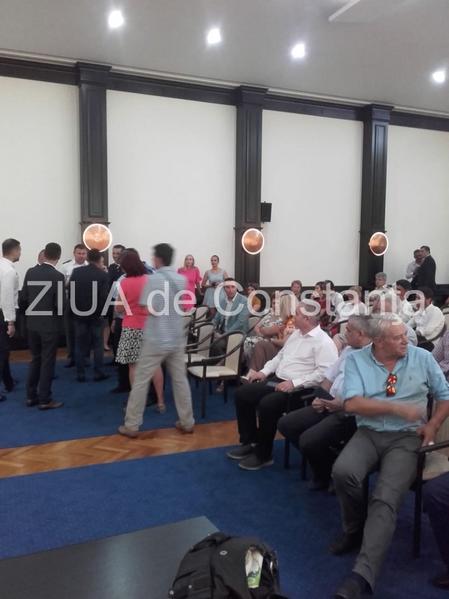 comisar sef de politie din cadrul ministerului de afaceri interne prezent la investirea noului prefect comisar sef de politie din cadrul ministerului de afaceri interne prezent la investirea noului prefect