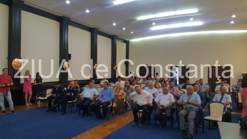 comisar sef de politie din cadrul ministerului de afaceri interne prezent la investirea noului prefect comisar sef de politie din cadrul ministerului de afaceri interne prezent la investirea noului prefect