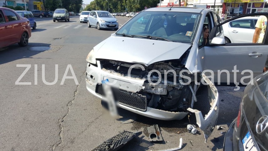 imagini de la eveniment accident rutier in constanta la intersectia bulevardului tomis cu strada ion imagini de la eveniment accident rutier in constanta la intersectia bulevardului tomis cu strada ion