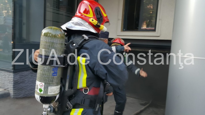 live imagini de la eveniment incendiu la sediul spit constanta echipaje de politie pompieri si medici live imagini de la eveniment incendiu la sediul spit constanta echipaje de politie pompieri si medici