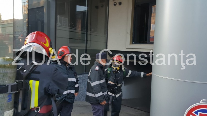 live imagini de la eveniment incendiu la sediul spit constanta echipaje de politie pompieri si medici live imagini de la eveniment incendiu la sediul spit constanta echipaje de politie pompieri si medici