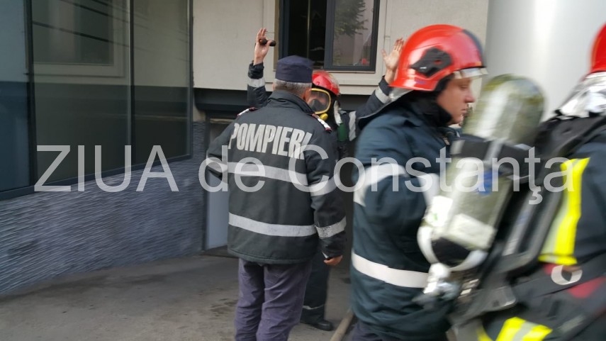 live imagini de la eveniment incendiu la sediul spit constanta echipaje de politie pompieri si medici live imagini de la eveniment incendiu la sediul spit constanta echipaje de politie pompieri si medici