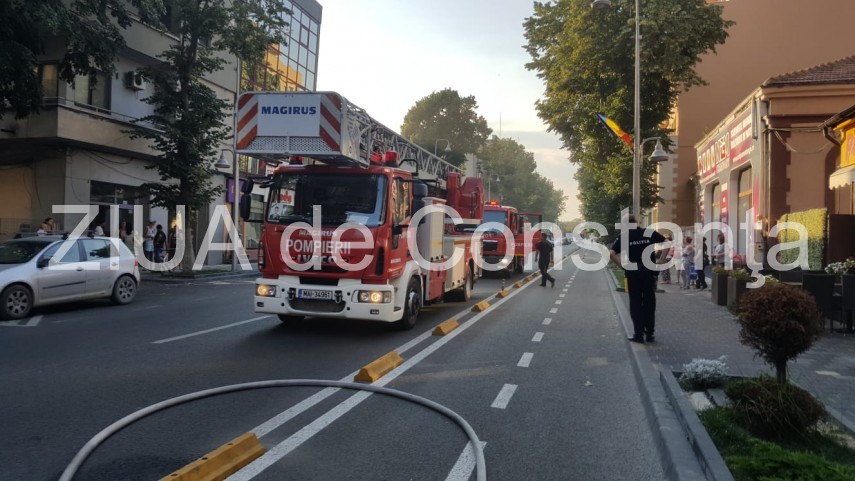 live imagini de la eveniment incendiu la sediul spit constanta echipaje de politie pompieri si medici live imagini de la eveniment incendiu la sediul spit constanta echipaje de politie pompieri si medici