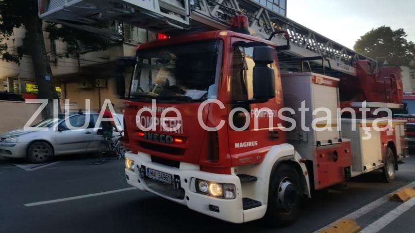 live imagini de la eveniment incendiu la sediul spit constanta echipaje de politie pompieri si medici live imagini de la eveniment incendiu la sediul spit constanta echipaje de politie pompieri si medici