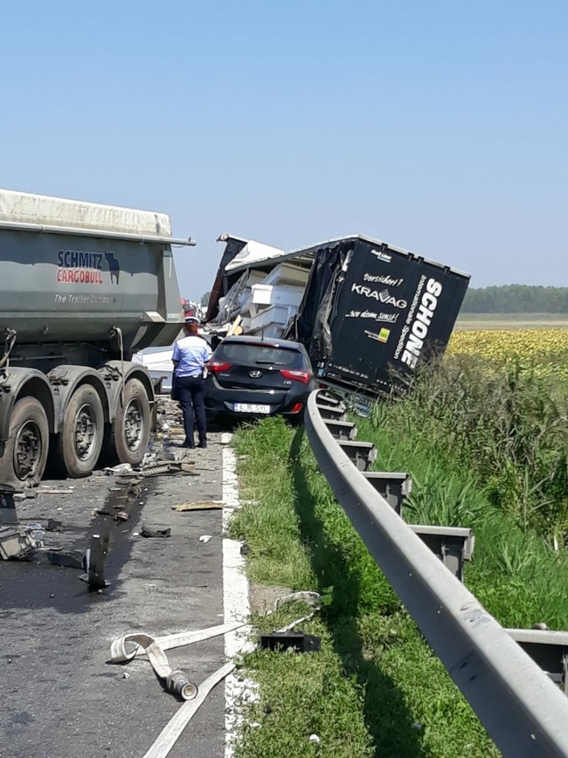 accident grav la giurgeni doua autotrenuri s au izbit frontal o persoana a murit 667123 accident grav la giurgeni doua autotrenuri s au izbit frontal o persoana a murit 667123