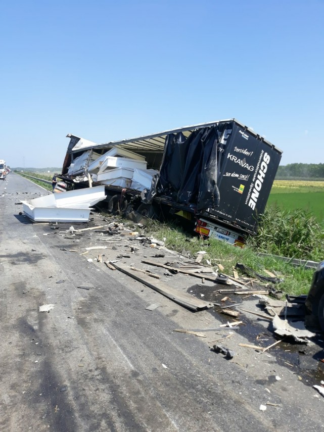 accident grav la giurgeni doua autotrenuri s au izbit frontal o persoana a murit 667123 accident grav la giurgeni doua autotrenuri s au izbit frontal o persoana a murit 667123