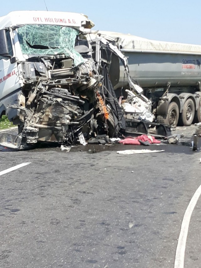 accident grav la giurgeni doua autotrenuri s au izbit frontal o persoana a murit 667123 accident grav la giurgeni doua autotrenuri s au izbit frontal o persoana a murit 667123