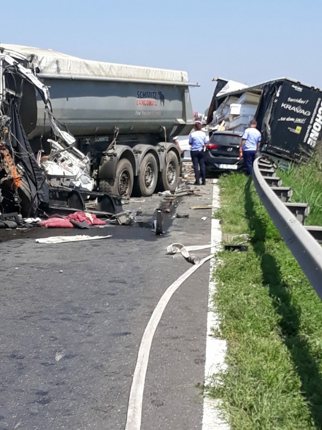 accident grav la giurgeni doua autotrenuri s au izbit frontal o persoana a murit 667123 accident grav la giurgeni doua autotrenuri s au izbit frontal o persoana a murit 667123