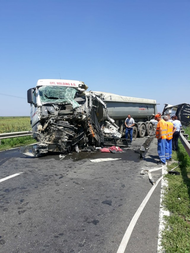 accident grav la giurgeni doua autotrenuri s au izbit frontal o persoana a murit 667123 accident grav la giurgeni doua autotrenuri s au izbit frontal o persoana a murit 667123