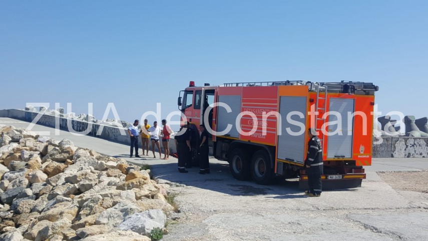 interventie de urgenta pe plaja de la modern un minor prins intre stabilopozi 667114 interventie de urgenta pe plaja de la modern un minor prins intre stabilopozi 667114