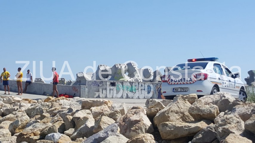 interventie de urgenta pe plaja de la modern un minor prins intre stabilopozi 667114 interventie de urgenta pe plaja de la modern un minor prins intre stabilopozi 667114