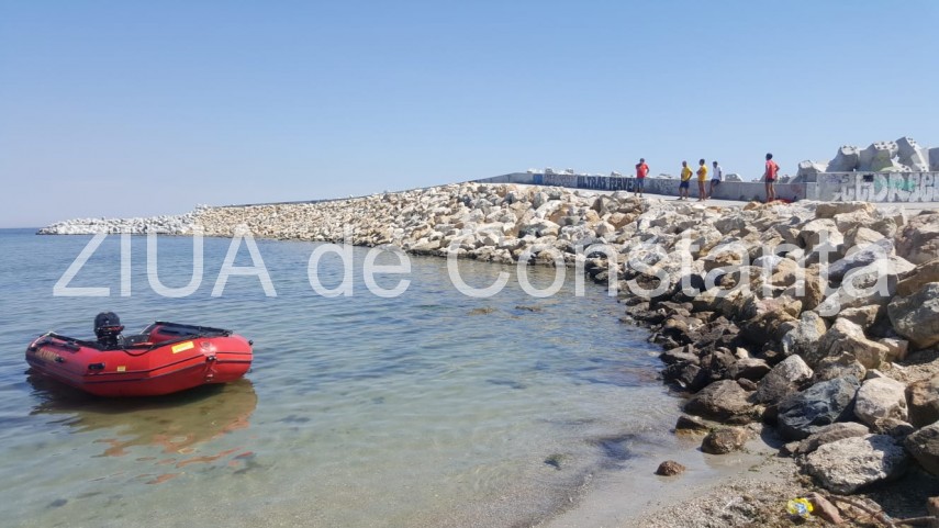 interventie de urgenta pe plaja de la modern un minor prins intre stabilopozi 667114 interventie de urgenta pe plaja de la modern un minor prins intre stabilopozi 667114