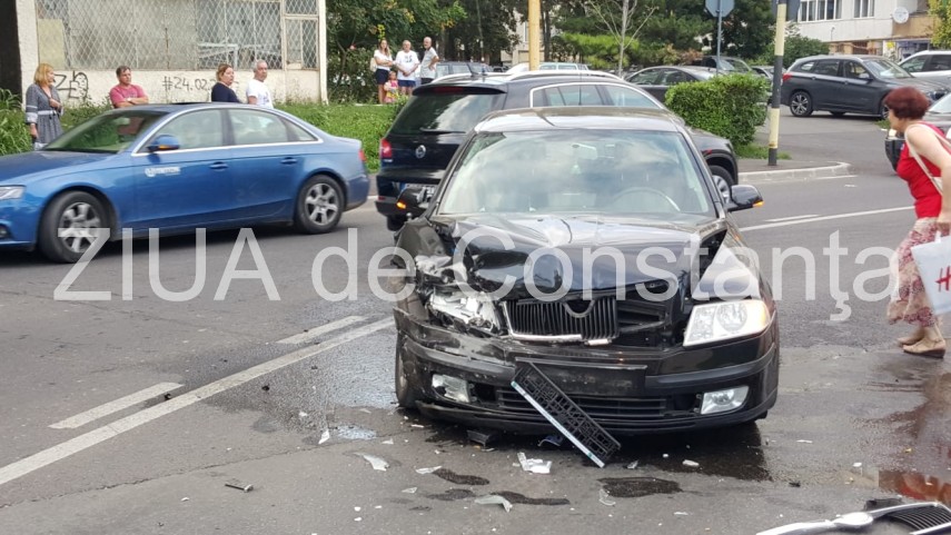 imagini de la eveniment accident rutier pe strada traian din constanta doua masini implicate trei victime imagini de la eveniment accident rutier pe strada traian din constanta doua masini implicate trei victime