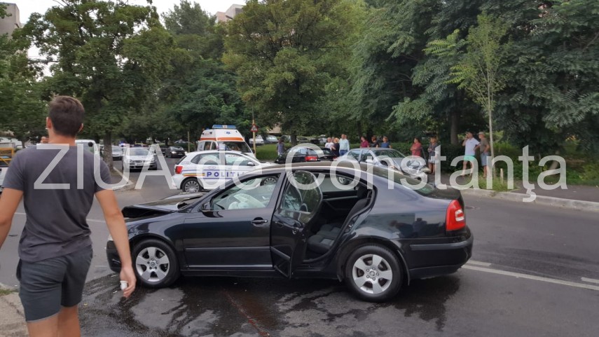 imagini de la eveniment accident rutier pe strada traian din constanta doua masini implicate trei victime imagini de la eveniment accident rutier pe strada traian din constanta doua masini implicate trei victime