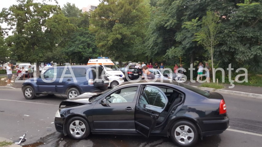 imagini de la eveniment accident rutier pe strada traian din constanta doua masini implicate trei victime imagini de la eveniment accident rutier pe strada traian din constanta doua masini implicate trei victime