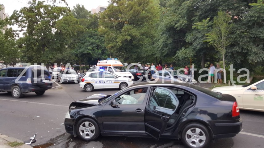 imagini de la eveniment accident rutier pe strada traian din constanta doua masini implicate trei victime imagini de la eveniment accident rutier pe strada traian din constanta doua masini implicate trei victime