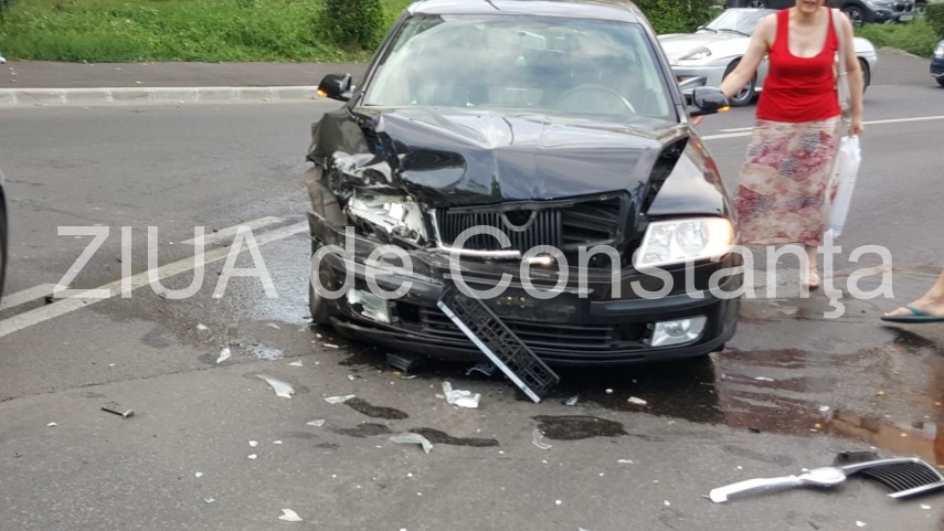 imagini de la eveniment accident rutier pe strada traian din constanta doua masini implicate trei victime imagini de la eveniment accident rutier pe strada traian din constanta doua masini implicate trei victime