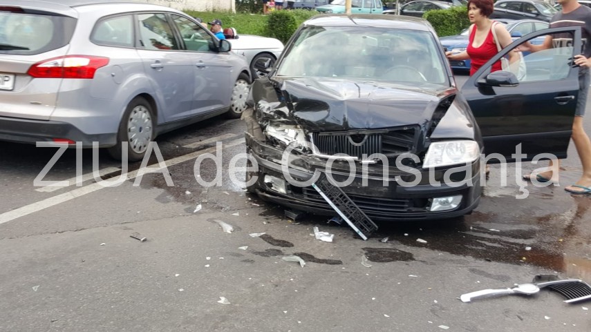 imagini de la eveniment accident rutier pe strada traian din constanta doua masini implicate trei victime imagini de la eveniment accident rutier pe strada traian din constanta doua masini implicate trei victime