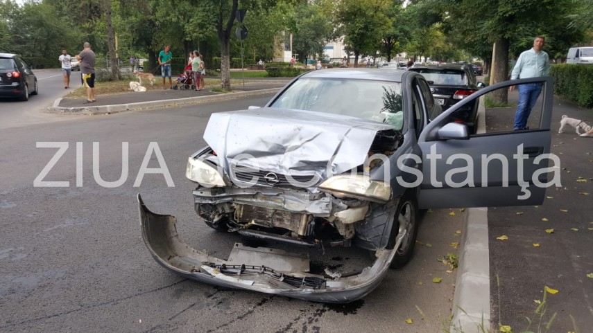 imagini de la eveniment accident rutier pe strada traian din constanta doua masini implicate trei victime imagini de la eveniment accident rutier pe strada traian din constanta doua masini implicate trei victime