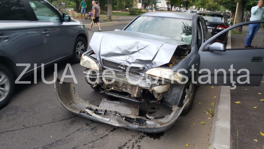 imagini de la eveniment accident rutier pe strada traian din constanta doua masini implicate trei victime imagini de la eveniment accident rutier pe strada traian din constanta doua masini implicate trei victime