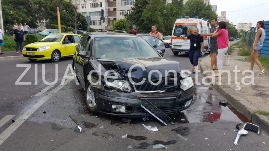 imagini de la eveniment accident rutier pe strada traian din constanta doua masini implicate trei victime imagini de la eveniment accident rutier pe strada traian din constanta doua masini implicate trei victime