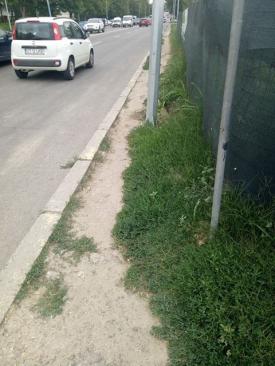 Trotuarele de pe bulevardul Aurel Vlaicu sunt impracticabile. Un constănţean, supărat rău de tot pe Confort Urban SRL
