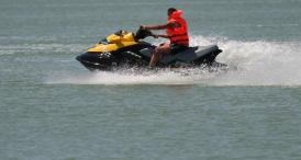 Accident pe mare, în dreptul Hotelului Rex din stațiunea Mamaia. Un skijet s-a lovit de stabilopozi. Două victime, printre care un copil  (video)  