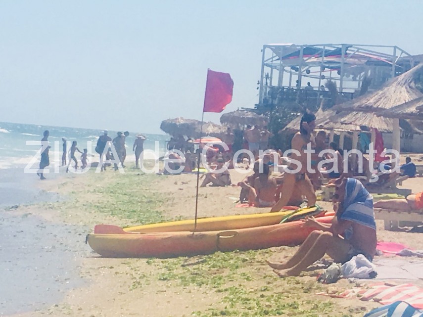 alerta la malul marii pe plaja de la vama veche 2 mai a fost arborat steagul rosu turistii se cearta